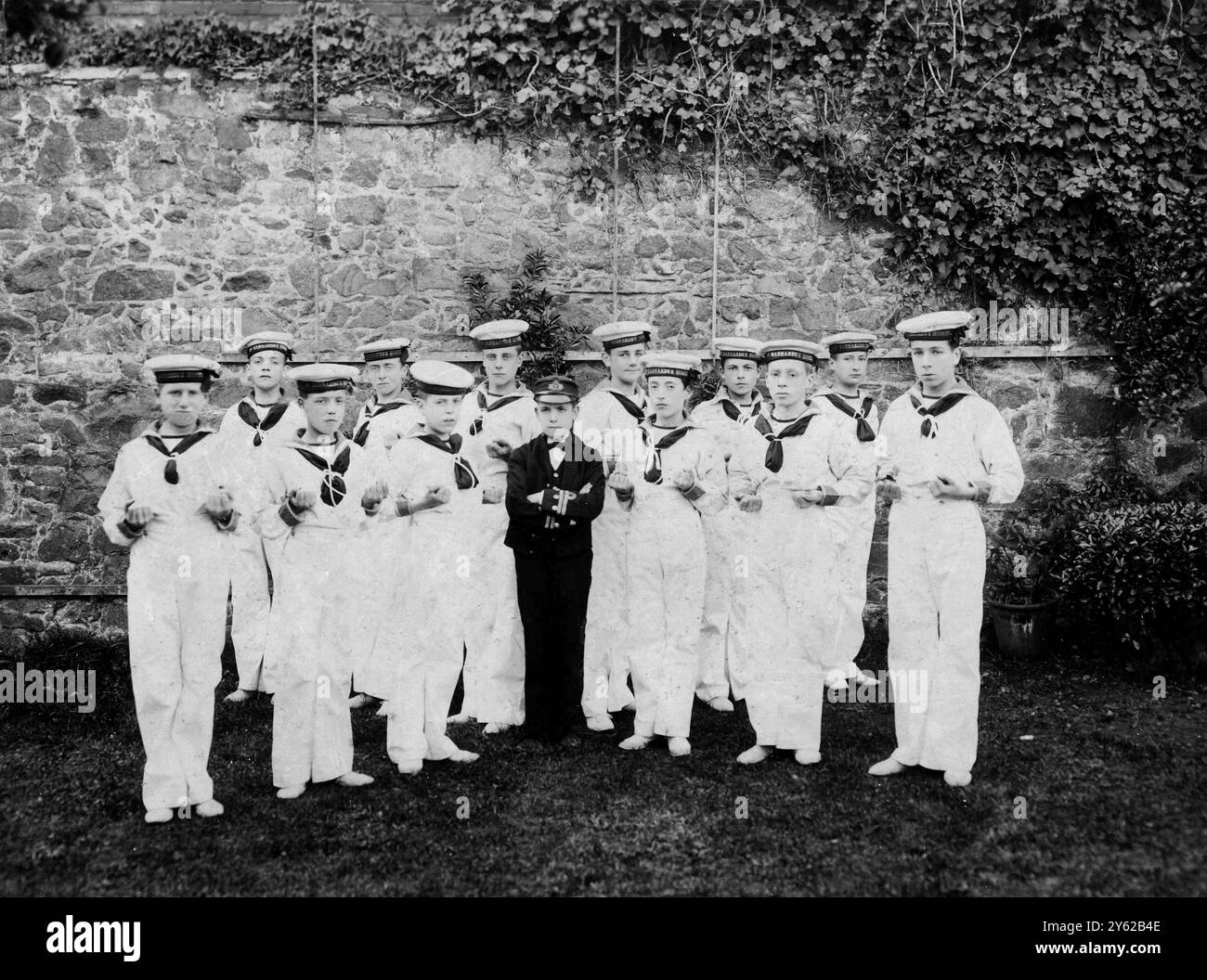 ARCHIVBOX 6 ARC 0205 REFERENZ: 001504 BARNARDO`S MUSICAL BOYS DATUM : C 1895 DIE "A " BAND MUSICAL BOYS, DIE IHREN HORNPFEIFENTANZ AUFFÜHREN . DIESE JUNGS KAMEN WAHRSCHEINLICH AUS DEM TEIGHMORE-HAUS AUF JERSEY. MUSIK Stockfoto